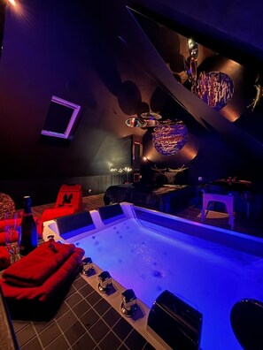 Um spa moderno com hidromassagem, área de estar e iluminação ambiente.