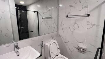 Doccia, asciugacapelli, bidet, asciugamani
