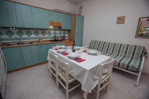 Apartment, 2 Bedrooms, Patio, Garden View | Dining room