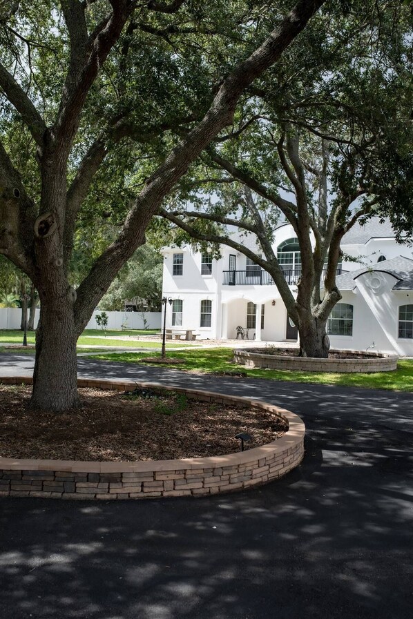 Exterior - -Arbor Grand Estate- (Leesburg)