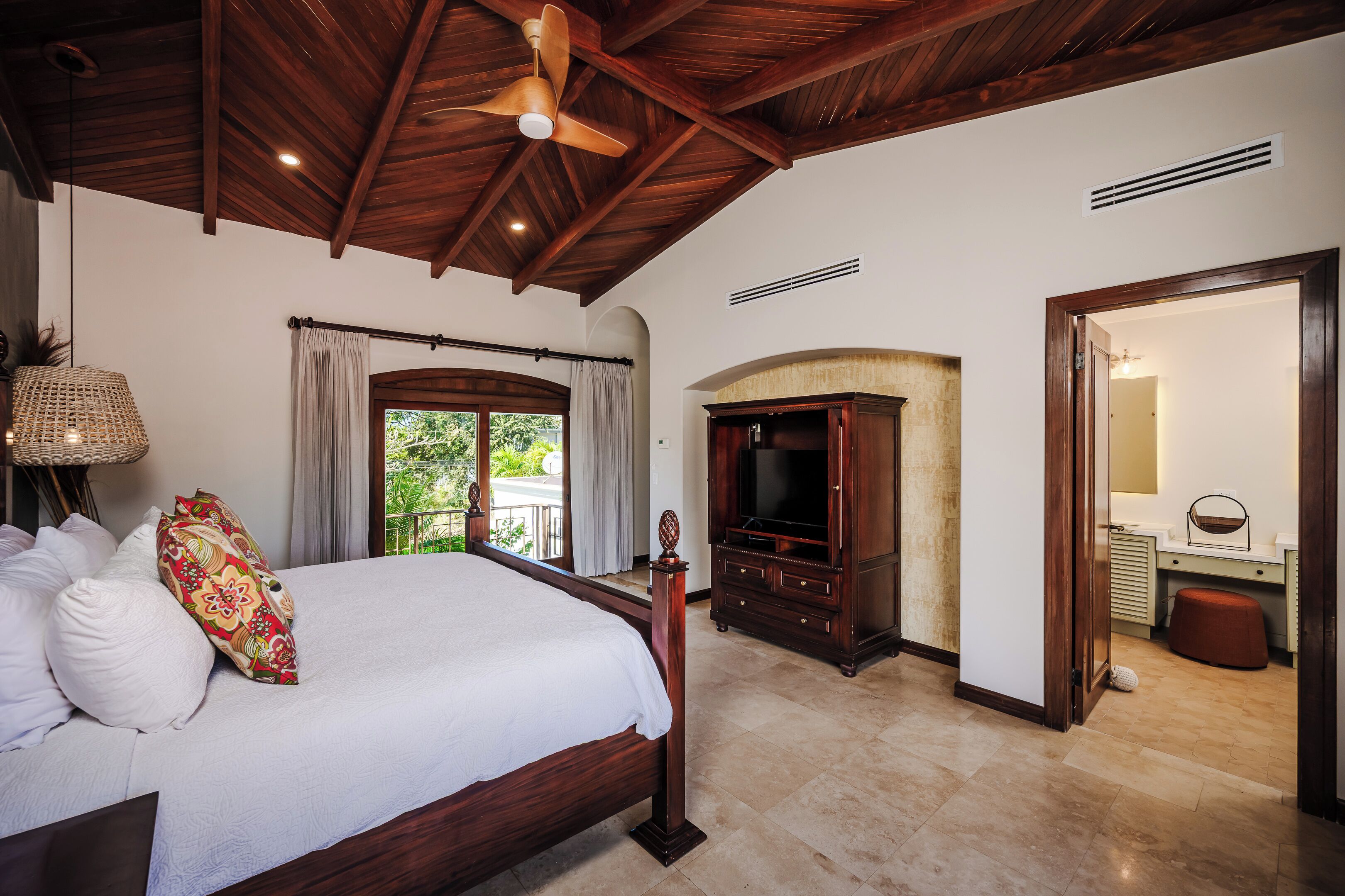 3 عدّة غرف نوم ومكواة/لوح كي وواي فاي وملاءات أسرّة