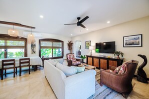 TV - Newly renovated 3-bedroom house with private pool in Playa Langosta (Playa Langosta)