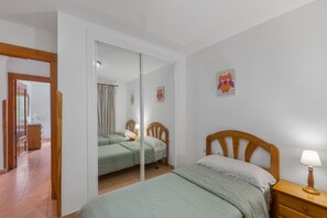 2 habitaciones, tabla de planchar con plancha, wifi y ropa de cama 