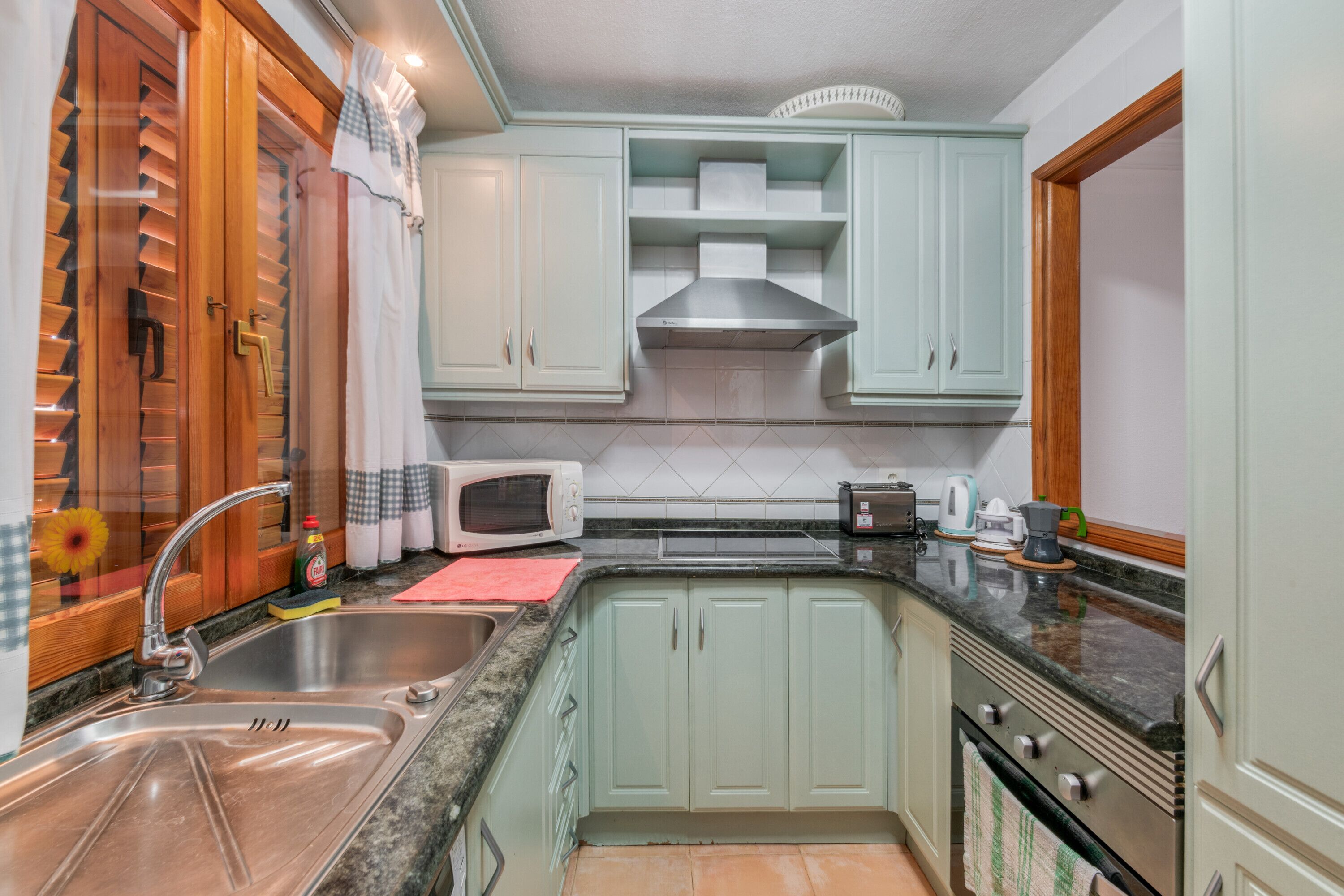 Frigorífico, microondas, horno y placa de cocina