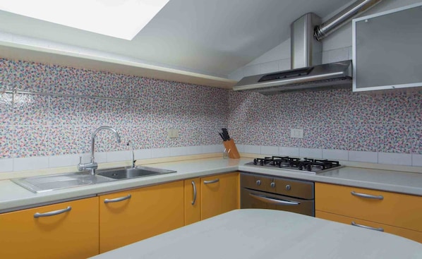 Appartamento in villa con piscina e terrazza | Private kitchen | Full-size fridge, oven, stovetop, espresso maker