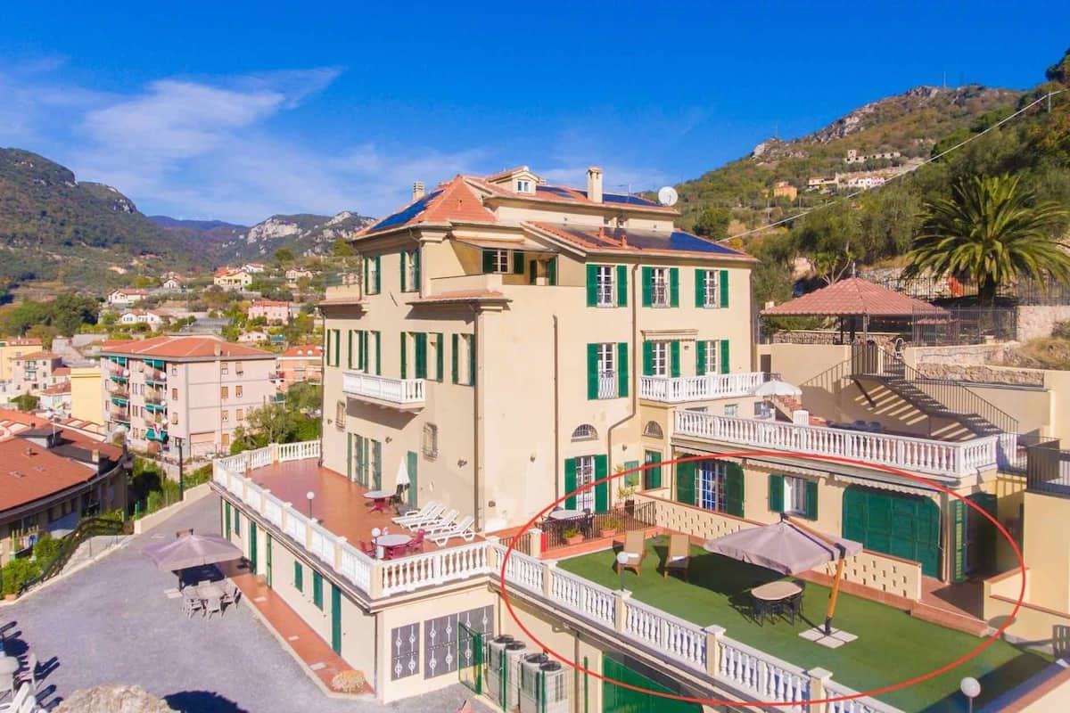 Appartamento in villa con piscina e giardino | Blackout drapes, iron/ironing board, free cribs/infant beds, free WiFi