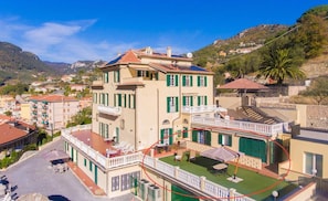 Appartamento in villa con piscina e giardino | Màn/rèm cản sáng, bàn ủi/dụng cụ ủi quần áo