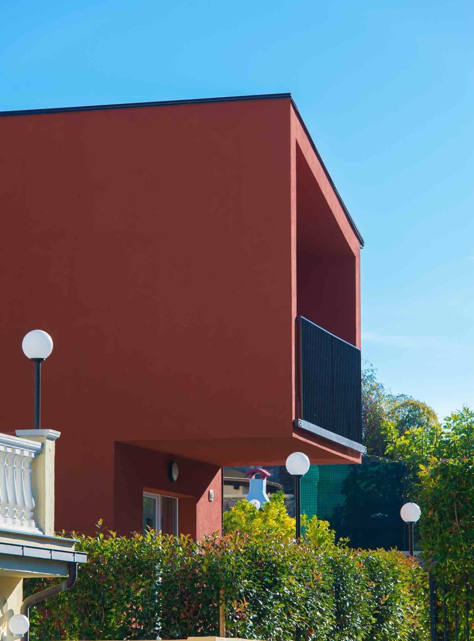 A modern building with a flat roof and a balcony.