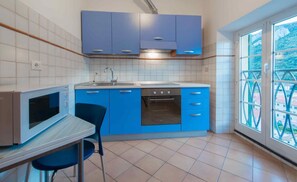 Appartamento in villa con piscina e terrazza panoramica | Private kitchen | Full-size fridge, oven, stovetop, espresso maker