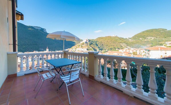 Appartamento in villa con piscina e terrazza panoramica | Terrace/patio - Casa Vacanze sul Borgo (Finale Ligure)