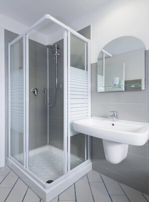 Appartamento in villa con piscina e terrazza panoramica | Bathroom | Hair dryer, bidet, towels - Casa Vacanze sul Borgo (Finale Ligure)