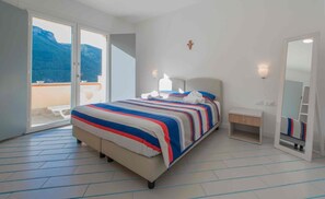 Appartamento in villa con piscina | Blackout drapes, iron/ironing board, free cribs/infant beds, free WiFi - Casa Vacanze sul Borgo (Finale Ligure)