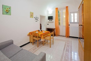 Appartamento in villa con piscina | Living area | 32-inch flat-screen TV with satellite channels, foosball, table tennis