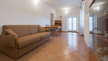 Appartamento in villa con piscina e terrazza panoramica | Wohnbereich | 32-Zoll-Flachbildfernseher mit Satellitenempfang, Tischfußball