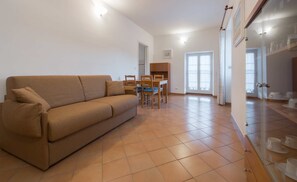 Appartamento in villa con piscina e terrazza panoramica | Living area | 32-inch flat-screen TV with satellite channels, foosball, table tennis