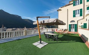 Appartamento in villa con piscina e giardino | Terrace/patio