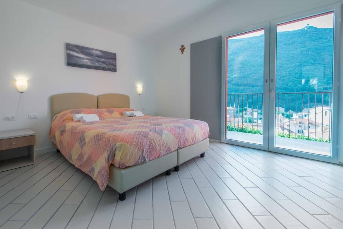 Appartamento in villa con piscina e terrazza panoramica | Blackout drapes, iron/ironing board, free cribs/infant beds, free WiFi