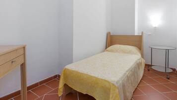 Appartamento in villa con piscina e giardino | Blackout drapes, iron/ironing board, free cribs/infant beds, free WiFi