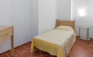 Appartamento in villa con piscina e giardino | Blackout drapes, iron/ironing board, free cribs/infant beds, free WiFi