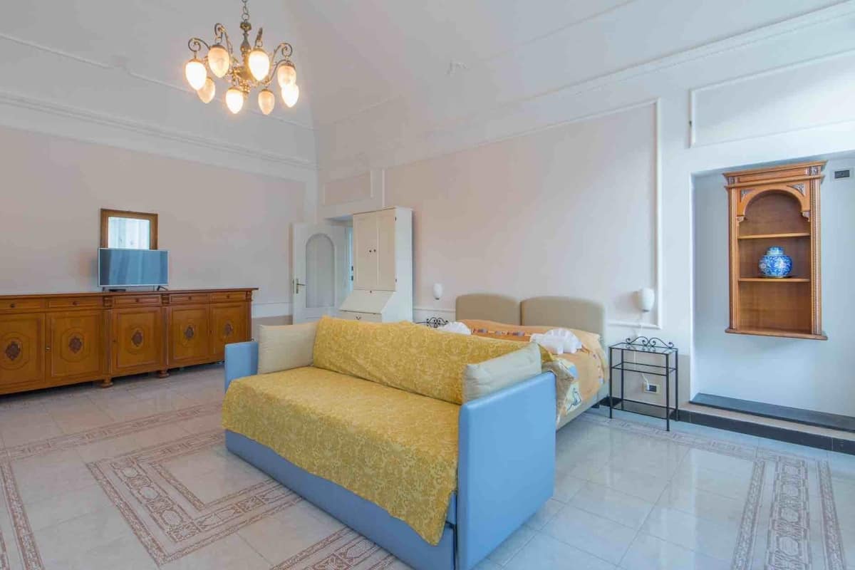 Appartamento deluxe in villa con piscina | Blackout drapes, iron/ironing board, free cribs/infant beds, free WiFi