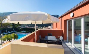 Appartamento in villa con piscina e terrazza panoramica | Quang cảnh từ phòng