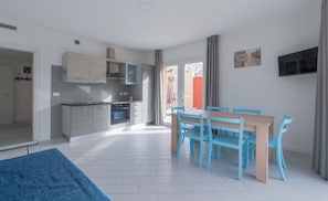 Appartamento in villa con piscina e giardino | Khu phòng khách | TV màn hình phẳng 32-inch có truyền hình vệ tinh, banh bàn