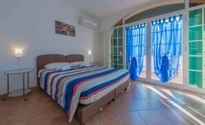 Appartamento in villa con piscina e giardino | Blackout drapes, iron/ironing board, free cribs/infant beds, free WiFi