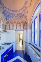Refrigerador con freezer, horno, placa de cocina, cafetera expreso