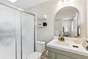 Secadora de cabello, toallas, jabón, papel de baño 