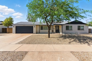 Exterior - Golden Glow Luxe Family Getaway (Phoenix)