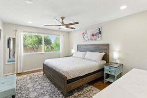 3 habitaciones, tabla de planchar con plancha, wifi y ropa de cama 