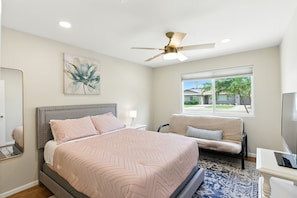 3 bedrooms, iron/ironing board, WiFi, bed sheets - Golden Glow Luxe Family Getaway (Phoenix)