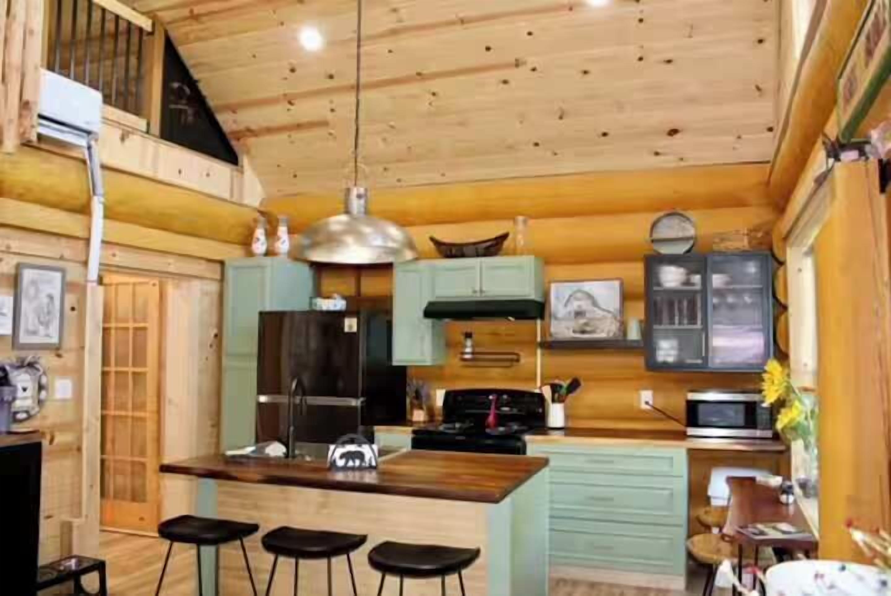 Køleskab, mikrobølgeovn, ovn, kogeplade