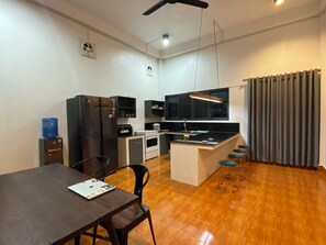 Fridge, microwave, oven, stovetop - Modern 3-Bedroom Home Central Luang Prabang (Luang Prabang)