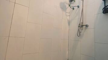 Ducha, secador de pelo, bidet, toallas