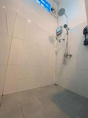 Ducha, secador de pelo, bidet, toallas