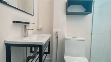 Een douche, een haardroger, een bidet, handdoeken