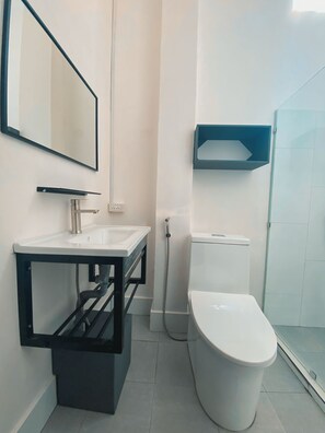 Een douche, een haardroger, een bidet, handdoeken