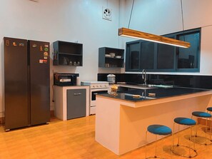 Een magnetron, een oven, een kookplaat