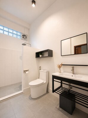 Een douche, een haardroger, een bidet, handdoeken