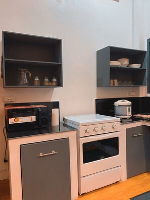 Køleskab, mikrobølgeovn, ovn, kogeplade