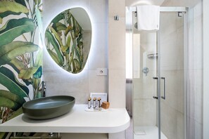 Een douche, een haardroger, handdoeken