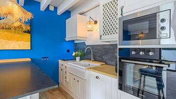 Frigorífico, microondas, horno y placa de cocina