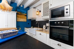 Frigorífico, microondas, horno y placa de cocina