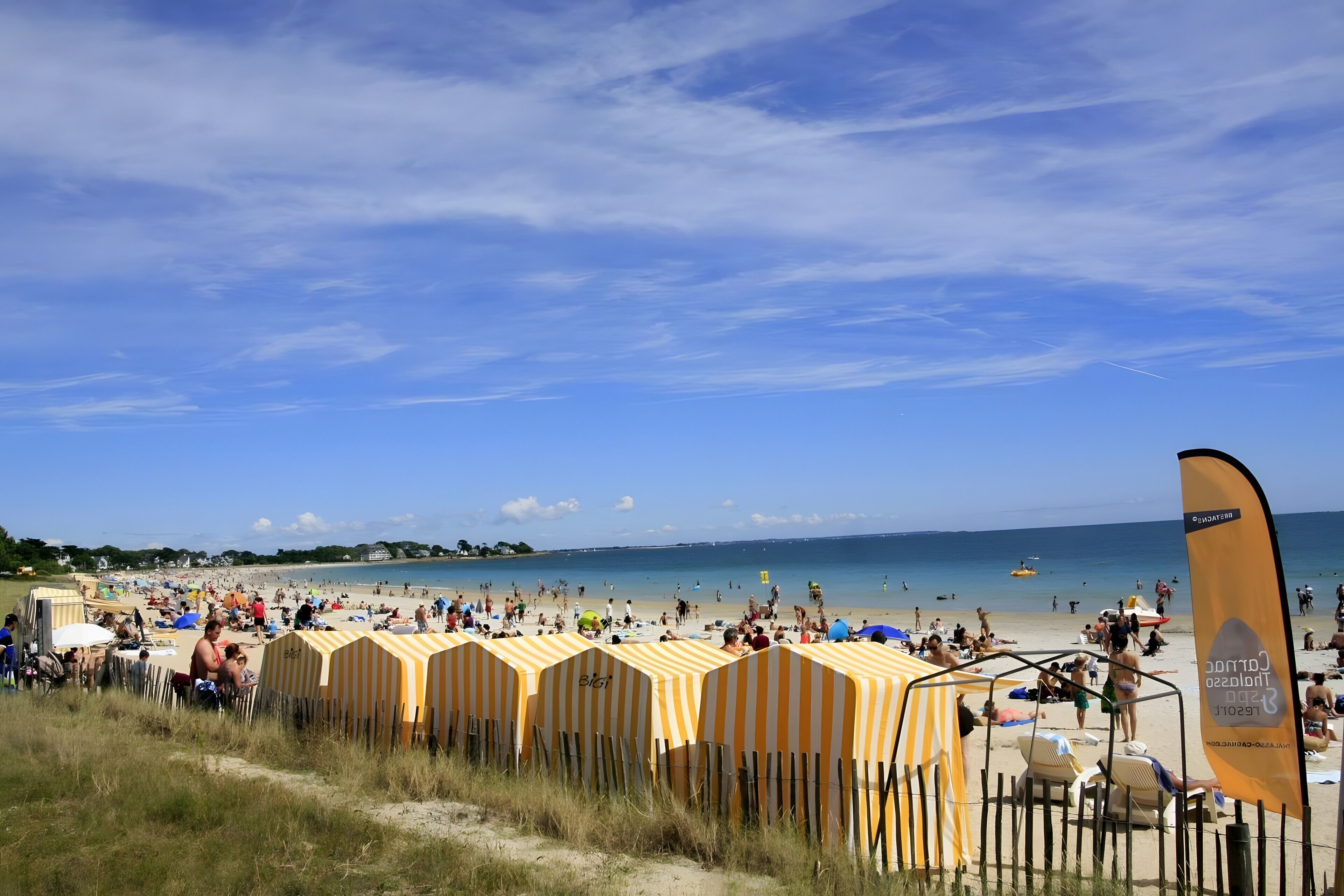 Una spiaggia nelle vicinanze