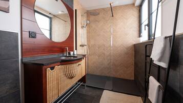 Douche, serviettes fournies
