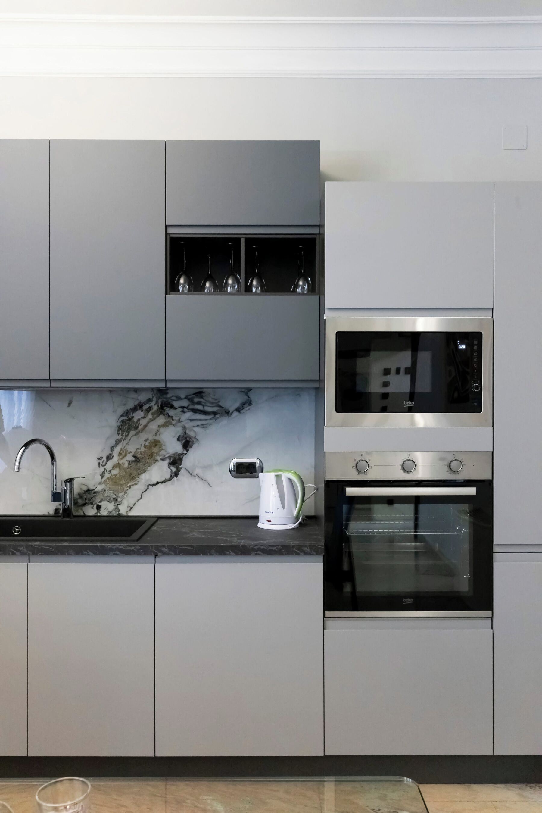 Frigorifero, microonde, forno, piano cottura