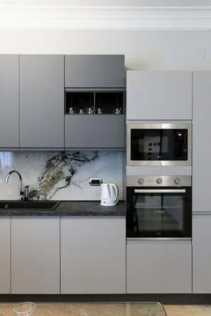 Réfrigérateur, micro-ondes, four, plaque de cuisson