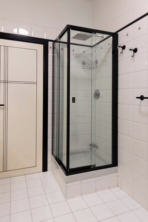 Douche, sèche-cheveux, bidet, serviettes fournies