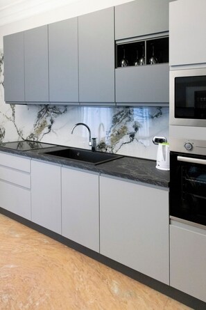 Refrigerador, microondas, horno, placa de cocina